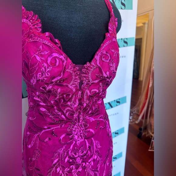 Fuchsia lace embroidered gown - Picture 3 of 6